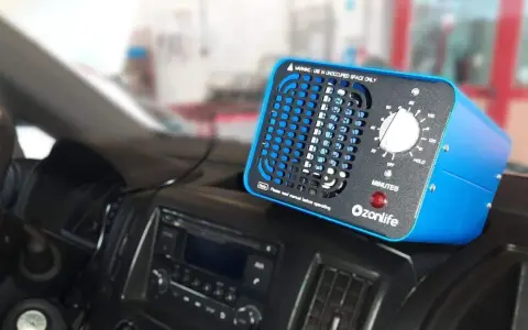 Generador de ozono OzOnlife en el salpicadero de un coche, listo para la desinfección con ozono.