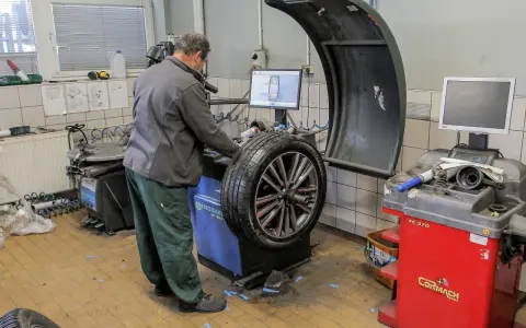 Mechanik sprawdza na maszynie, ile kosztuje wyważenie kół. Na ekranie widoczny jest schemat felgi.