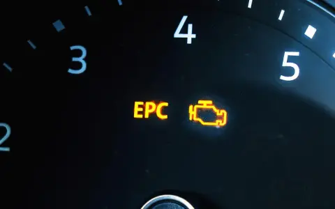 Leuchtende EPC-Warnleuchte im Auto-Armaturenbrett. Ein Motor-Symbol leuchtet ebenfalls.