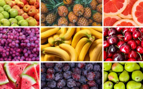 En färgsprakande blandning av c vitamin frukt: äpplen, ananas, grapefrukt, vindruvor, bananer, körsbär, vattenmelon och plommon.