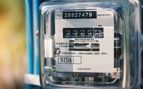 Licznik energii elektrycznej z widocznym odczytem 83254 kWh. Czyżby zapowiadał wysoki rachunek za prąd?