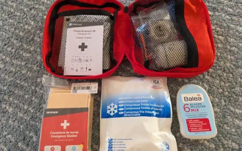 Erste Hilfe Set für das Wandern: Notfalldecke, Kühlpacks, Blasenpflaster und ein Erste-Hilfe-Kit von Forclaz.