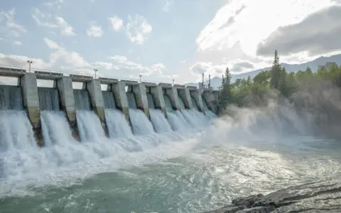 Wasserkraftwerk mit tosendem Wasserfall, das den Strommix Norwegens repräsentiert.