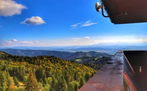 Widok z wieży widokowej na Beskid Sądecki. Jesienne kolory lasów i łagodne wzgórza zachęcają do odkrywania ochotnica górna szlaki.