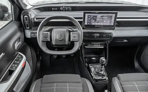 Wnętrze Citroena C3 z ekranem dotykowym i nowoczesną deską rozdzielczą. Sprawdź atrakcyjną citroen c3 cena!
