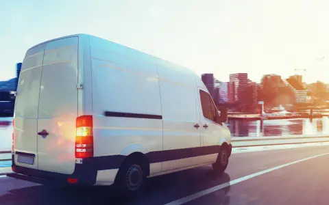 Ile bierze bus za kilometr? Odkryj ukryte koszty transportu w Polsce
