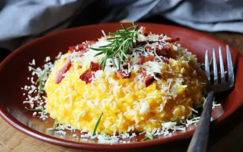 Jaki ser do risotto? Odkryj najlepsze opcje, które zachwycą smakiem