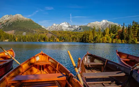 Łodzie na jeziorze Strbskie Pleso, Tatry Wysokie, Słowacja. Idealne miejsce na relaks po wizycie w termach Słowacja.