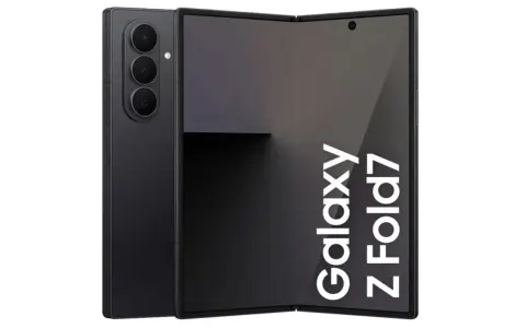 Svart vikbar telefon, Galaxy Z Fold7, med tre kameror på baksidan. En perfekt kopiera telefon för framtiden.
