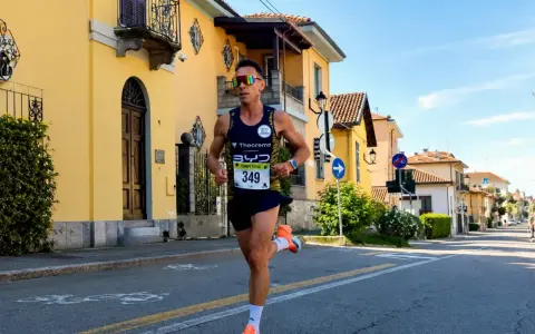 Atleta corre in una gara, un esempio di come affrontare i tempi mezza maratona principianti con determinazione.