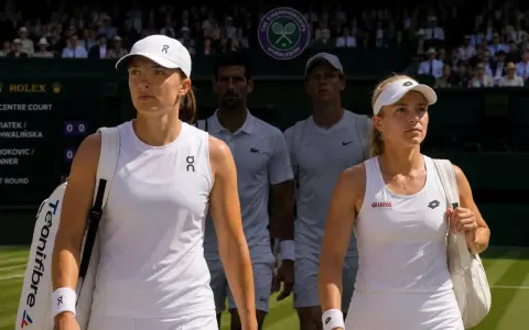 Iga Świątek i inni tenisiści wchodzą na kort. Rozpoczyna się Wimbledon.