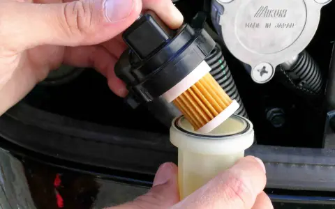 Maintenant, je procède au changement du filtre à gasoil. Le nouveau filtre est prêt à être installé.