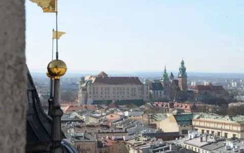 Złote chorągiewki na wieży wskazują drogę do Wawelu, skąd rozpościera się piękny punkt widokowy na miasto.