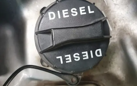 Czarna zakrętka wlewu paliwa z napisem DIESEL. To ważny element, by nie pomylić paliwa, np. z diesel B7.