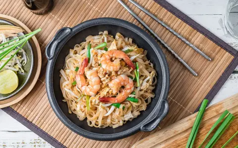 Jak jeść Pad Thai: Sztuczki i etykieta, które musisz znać