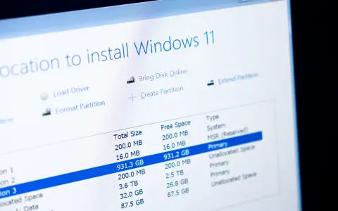 Ekran instalacji Windows 11 pokazuje opcje partycjonowania dysku. Dowiedz się, jak sformatować komputer Windows 11, wybierając odpowiednią partycję.