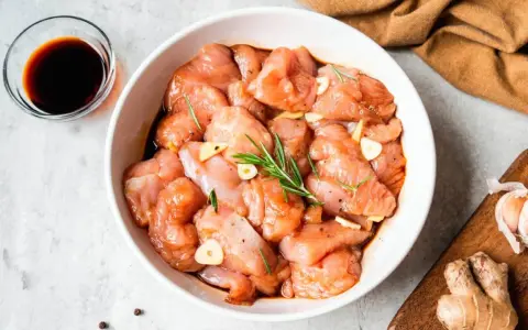 Troceado de pollo marinado con ajo y romero, listo para deliciosas recetas.