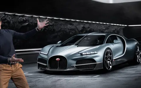 Mężczyzna prezentuje srebrnego Bugatti. Zastanawiasz się nad bugatti cena?