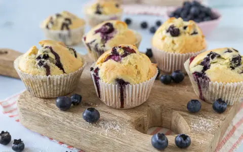 Leckeres Blaubeermuffin Rezept: Saftige Muffins mit frischen Blaubeeren, perfekt für den Nachmittagskaffee.