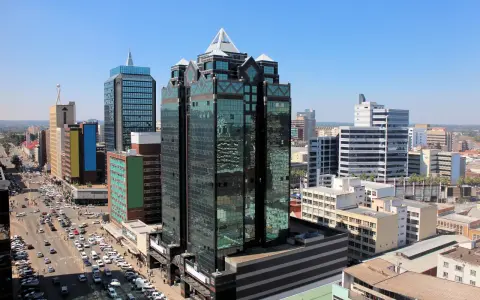 Harare, stolica Zimbabwe, zdominowana przez nowoczesne wieżowce i ruchliwe ulice pełne samochodów.