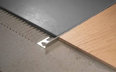 Jonction carrelage parquet sans barre de seuil, avec un profilé métallique discret. Finition soignée pour une transition harmonieuse.