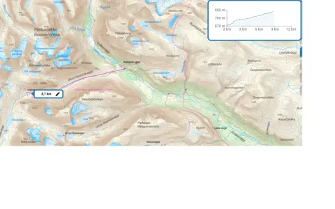 Karta över Abisko med markerad rutt för en dagstur på 8,7 km. Vackra fjäll och glaciärer syns.