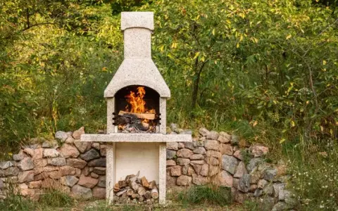 Grill z kamienia polnego: Projekty, budowa krok po kroku i koszty