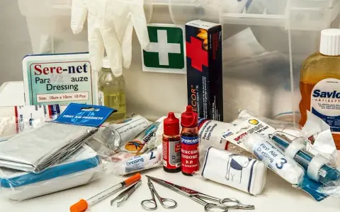 Czy w apteczce może być woda utleniona? Sprawdź bezpieczeństwo jej stosowania