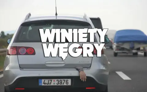Srebrne kombi na autostradzie, z bagażnika wystaje ręka. Napis "Winiety Węgry" sugeruje podróż.