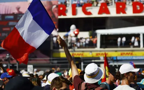 Aficionado ondea la bandera francesa en el GP Francia F1. El público celebra la carrera en el circuito Paul Ricard.
