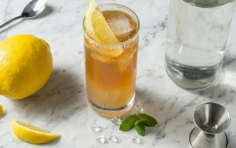 Ein Long Island Iced Tea Rezept mit Zitrone, Minze und Eiswürfeln. Perfekt für heiße Tage!