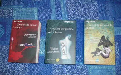 Tre libri di Stieg Larsson: "Uomini che odiano le donne", "La ragazza che giocava con il fuoco" e "La regina dei castelli di carta", parte della saga Millennium.