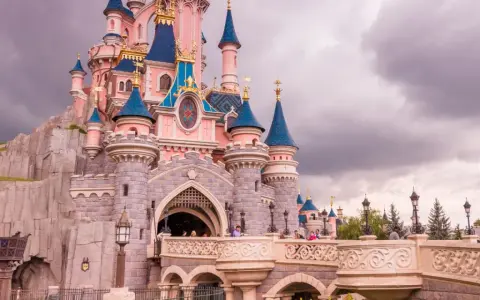 Disneyland Paris: Guida Attrazioni, Consigli per Evitare Code e Magia