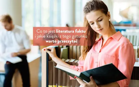 Młoda kobieta w różowej koszuli czyta książkę w bibliotece.