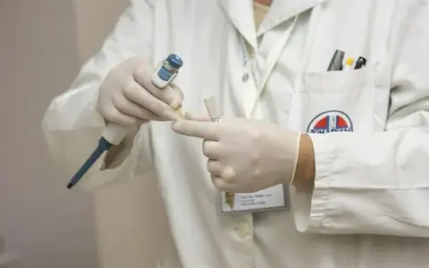 Kto płaci za badania DNA zlecone przez sąd? Zaskakujące fakty o kosztach