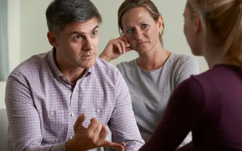 Mężczyzna z żoną w gabinecie terapeuty. Mówi z pasją, czego nie lubi skorpion, czyli konfrontacji i szczerości.