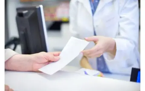 Wizyta komercyjna u lekarza: Co to? Różnice, koszty, jak się umówić?