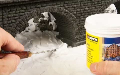 Modellbau: Mit Schnee-Paste von NOCH wird das Modellbahn-Schnee selber machen zum Kinderspiel.