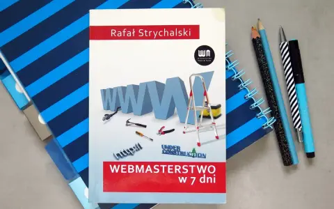 Okładka książki "Webmasterstwo w 7 dni" z grafiką WWW, narzędziami i drabiną, obok zeszytów i długopisów.