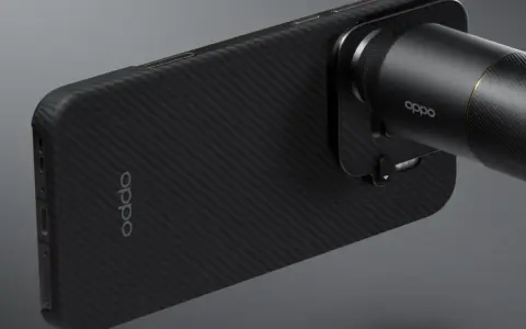 Czarny telefon Oppo z nakładką imitującą włókno węglowe i doczepionym obiektywem. Czy to ten, który telefon ma najlepszy aparat?
