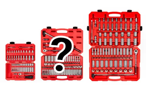 Tres maletines rojos abiertos con herramientas, incluyendo llaves de carraca y vasos de diferentes medidas.