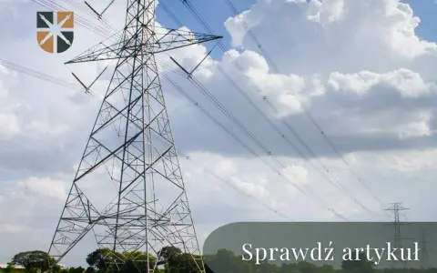 Wysoki słup energetyczny na zielonej łące. Dowiedz się, ile za słup energetyczny na działce, zanim zaczniesz budowę.