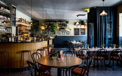 Mysig restaurang med bar, bord och stolar. Menyer på svarta tavlor ger en känsla av diket recensioner.