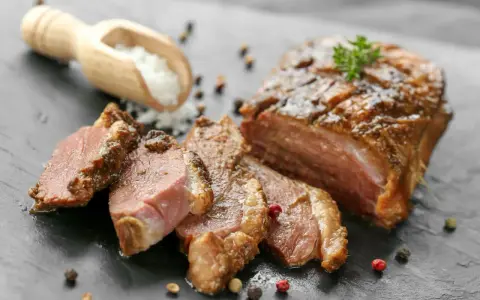 Tranches de magret fumé, une des spécialités pyrénées, avec sel et poivre.
