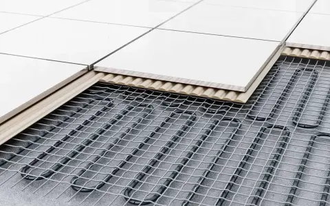 Warstwa 8 cm wylewki na ogrzewanie podłogowe pod płytkami. System grzewczy pod siatką zbrojeniową.