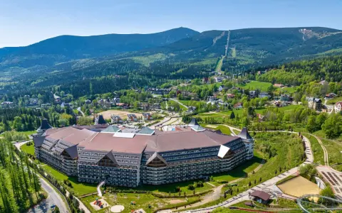 Hotel Gołębiewski w Karpaczu, znany z wielu atrakcji, ma 5 gwiazdek. Otoczony zielenią i górami, oferuje wspaniałe widoki.