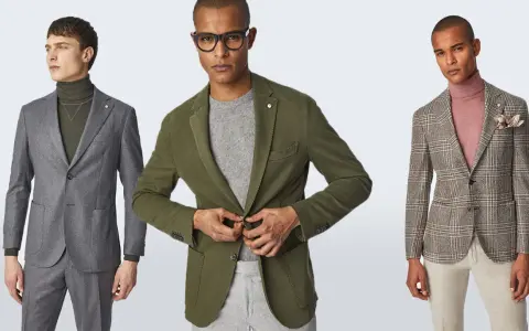 Tre uomini mostrano un dress code informale uomo: blazer grigio, verde oliva e a quadri con dolcevita.