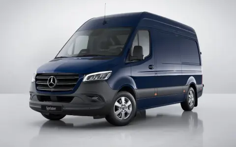 Ciemnoniebieski Mercedes Sprinter stoi na błyszczącej podłodze.