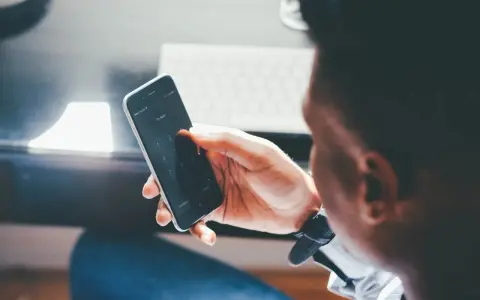 Mężczyzna próbuje odblokować telefon, być może w obawie przed działaniami hakerów w internecie.