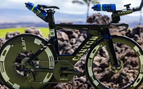 Ein Canyon Speedmax Triathlonrad mit Startnummer 39. Die Frage "wie lange dauert ein triathlon" wird durch die Ausrüstung für lange Distanzen aufgeworfen.